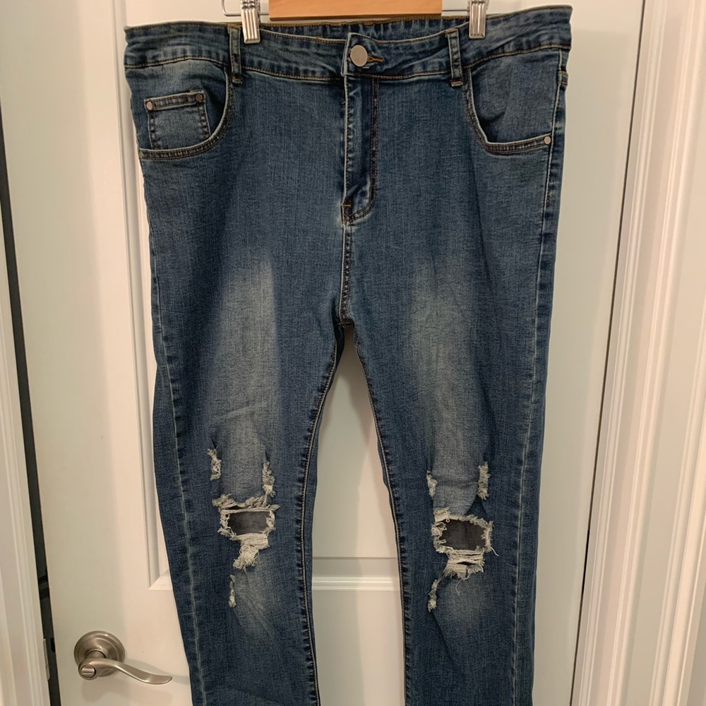 Medium Blue Men’s Distressed 38 Jeans